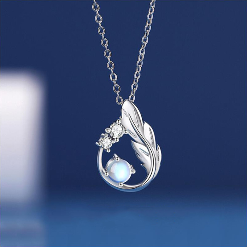 守护之翼月光石项链女时尚轻奢女生夏季锁骨链创意个性羽毛吊坠