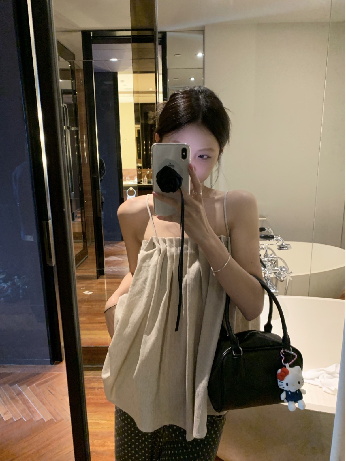 压褶棉麻吊带背心女夏季2024新款露锁骨休闲显瘦无袖个性复古上衣