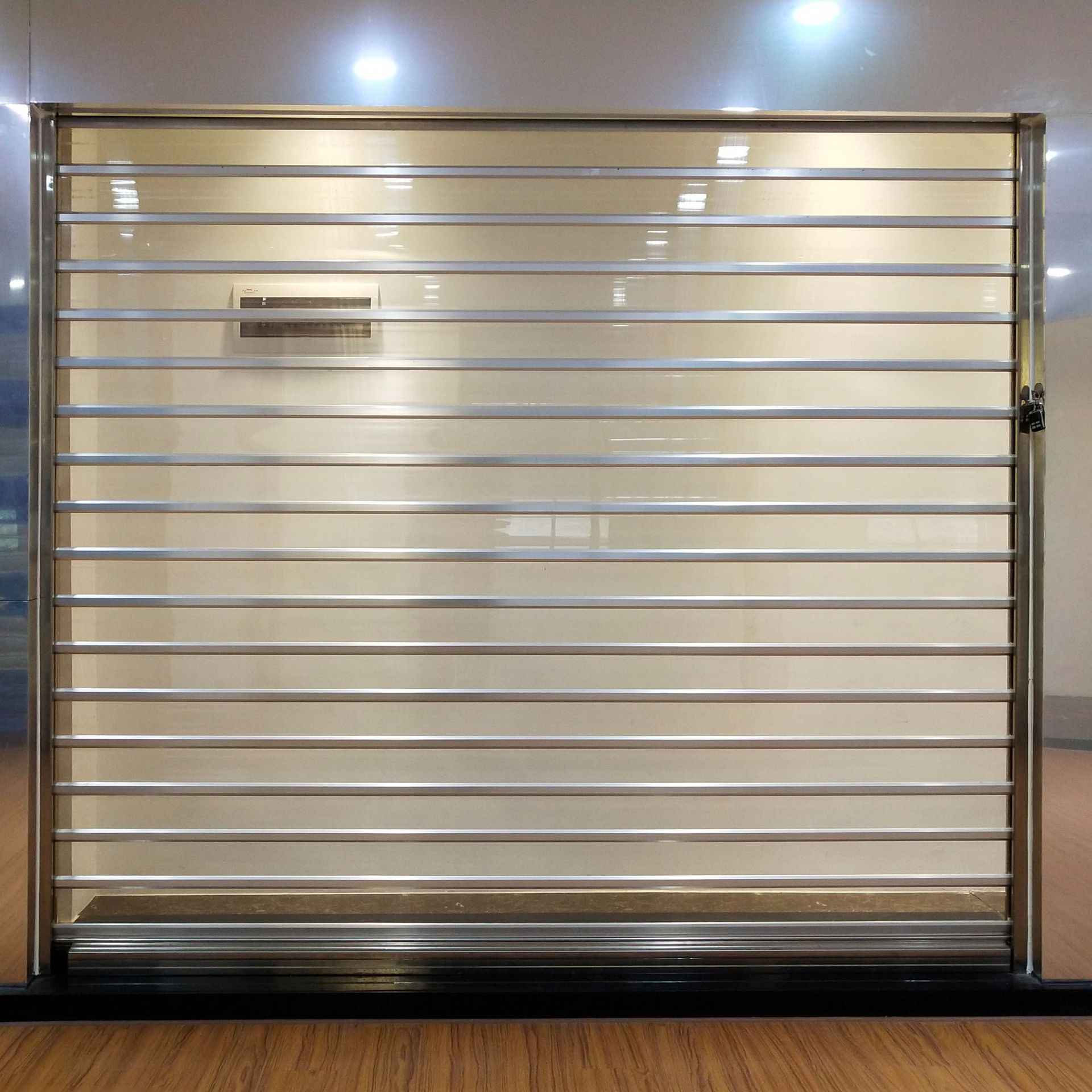 佛山卷闸门厂商场电动卷闸门透明卷闸门pc直条水晶卷闸门档口卷闸
