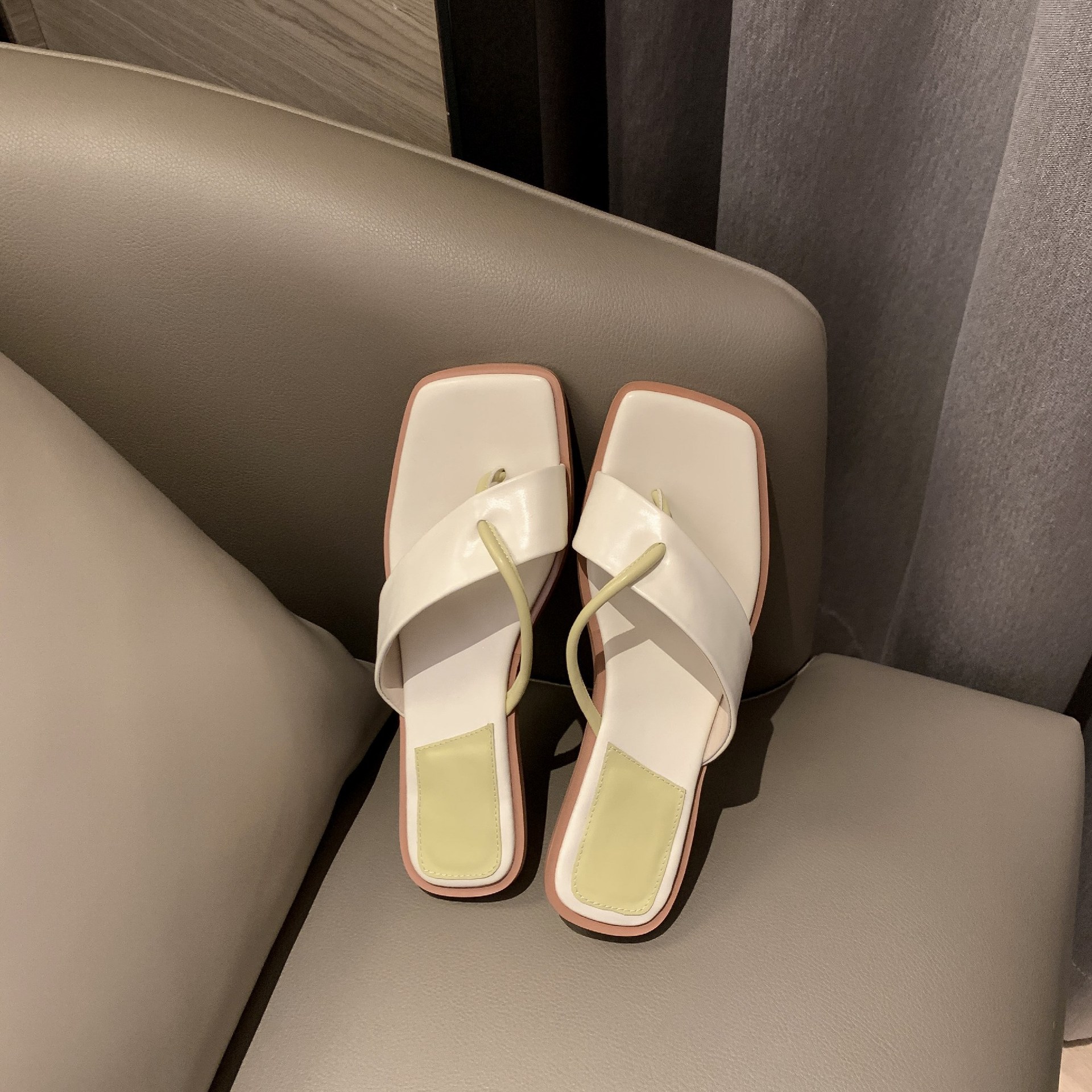 罗马凉拖鞋女外穿2021夏季新款ins时尚平底拖鞋夹趾沙滩一字拖女