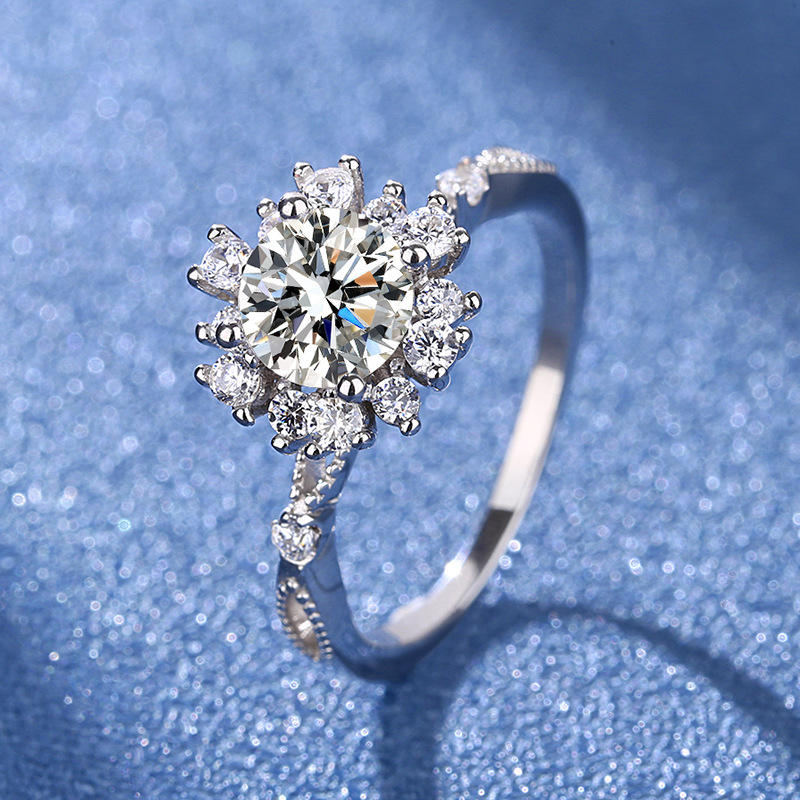 纯银s925太阳花魔星经典四爪莫桑石戒指求婚钻戒新奢华款豪华浪漫