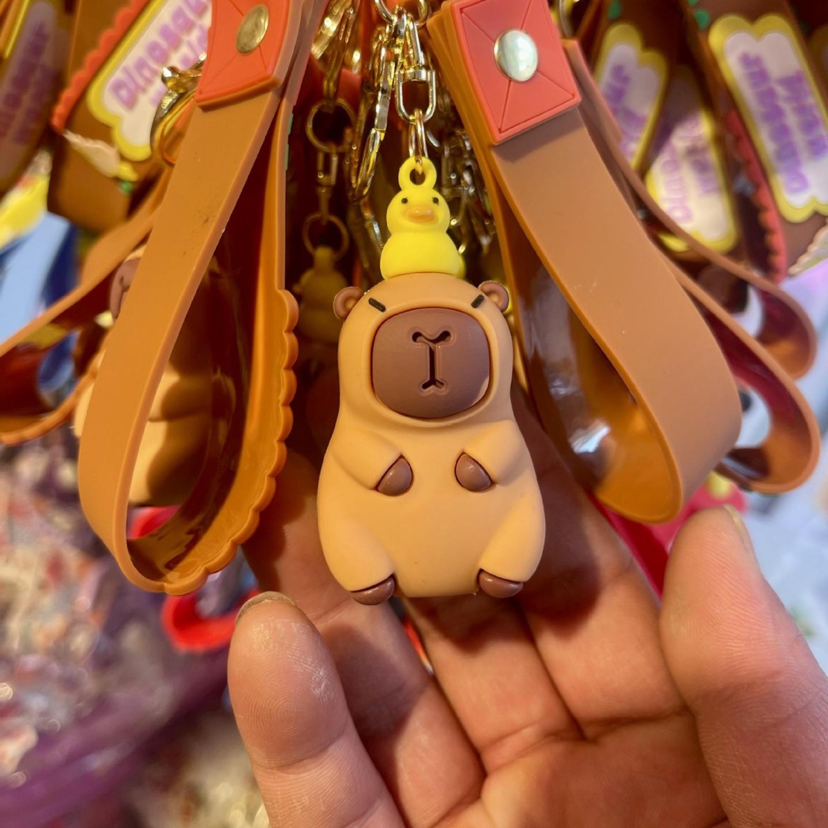 2024新款卡通卡皮巴拉公仔钥匙链汽车包包钥匙扣挂件