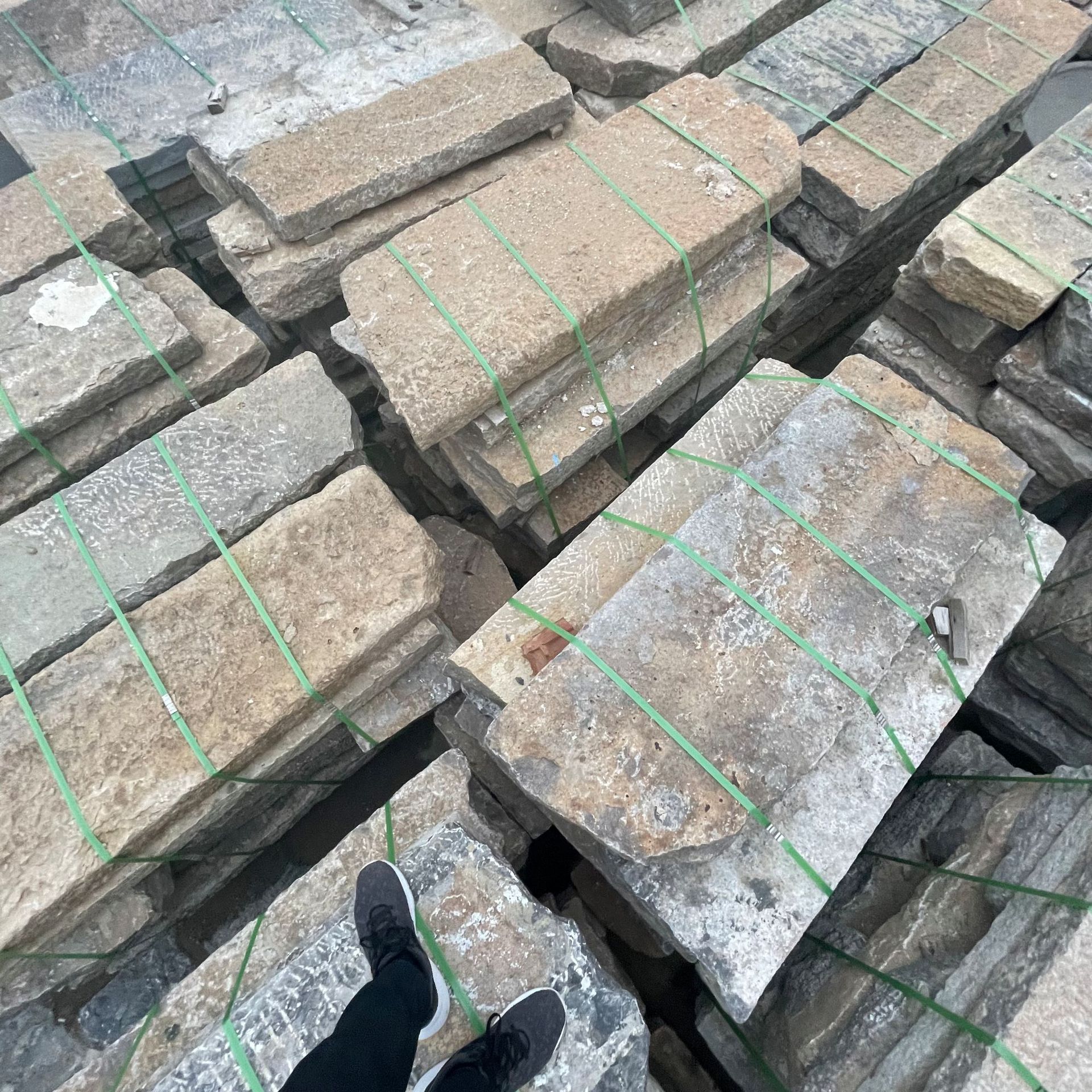 仿古做旧老石板 铺路老石板 庭院老青石条批发-报价-阿里巴巴