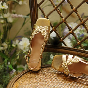 时尚仙女风银色露趾凉鞋女气质花朵低跟凉鞋一字带粗跟后空女鞋子