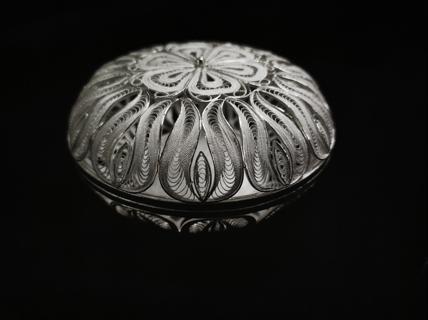 那时来自神秘东方的物件在国外属于奢侈品,一件银花丝工艺品,少的卖几