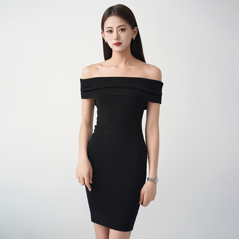 高级感法式一字肩连衣裙女2024夏季新款修身显瘦露肩黑色包臀裙子