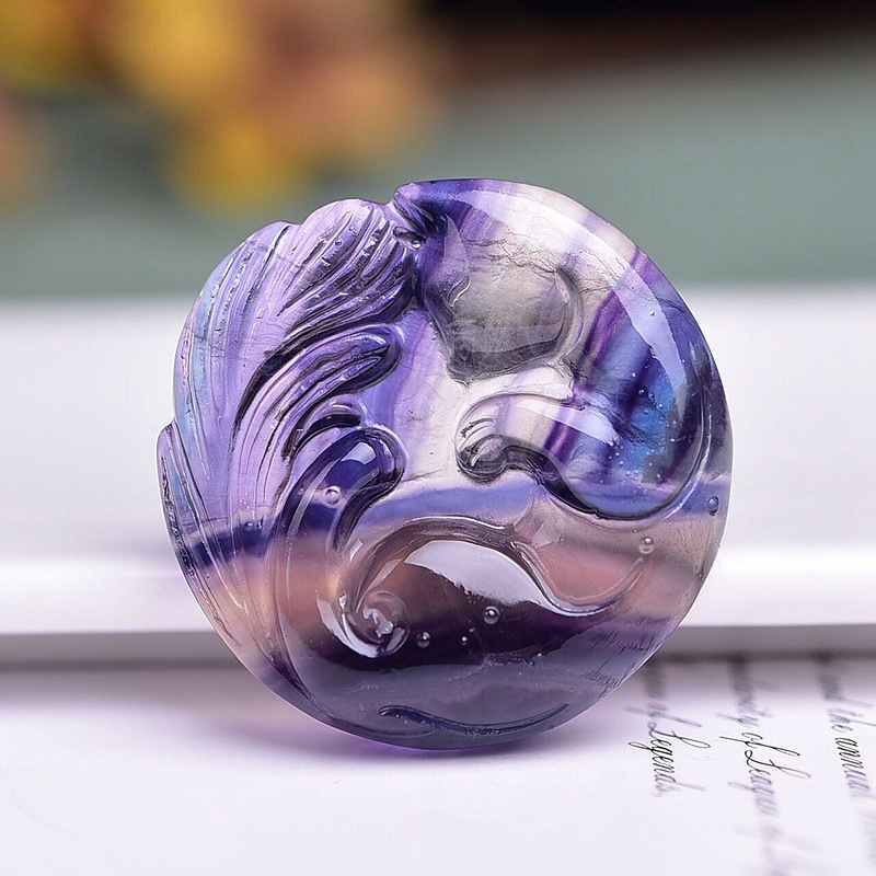 天然彩萤石吊坠 雕刻款 九尾狐圆牌项坠 颜色靓丽 时尚大方 女款