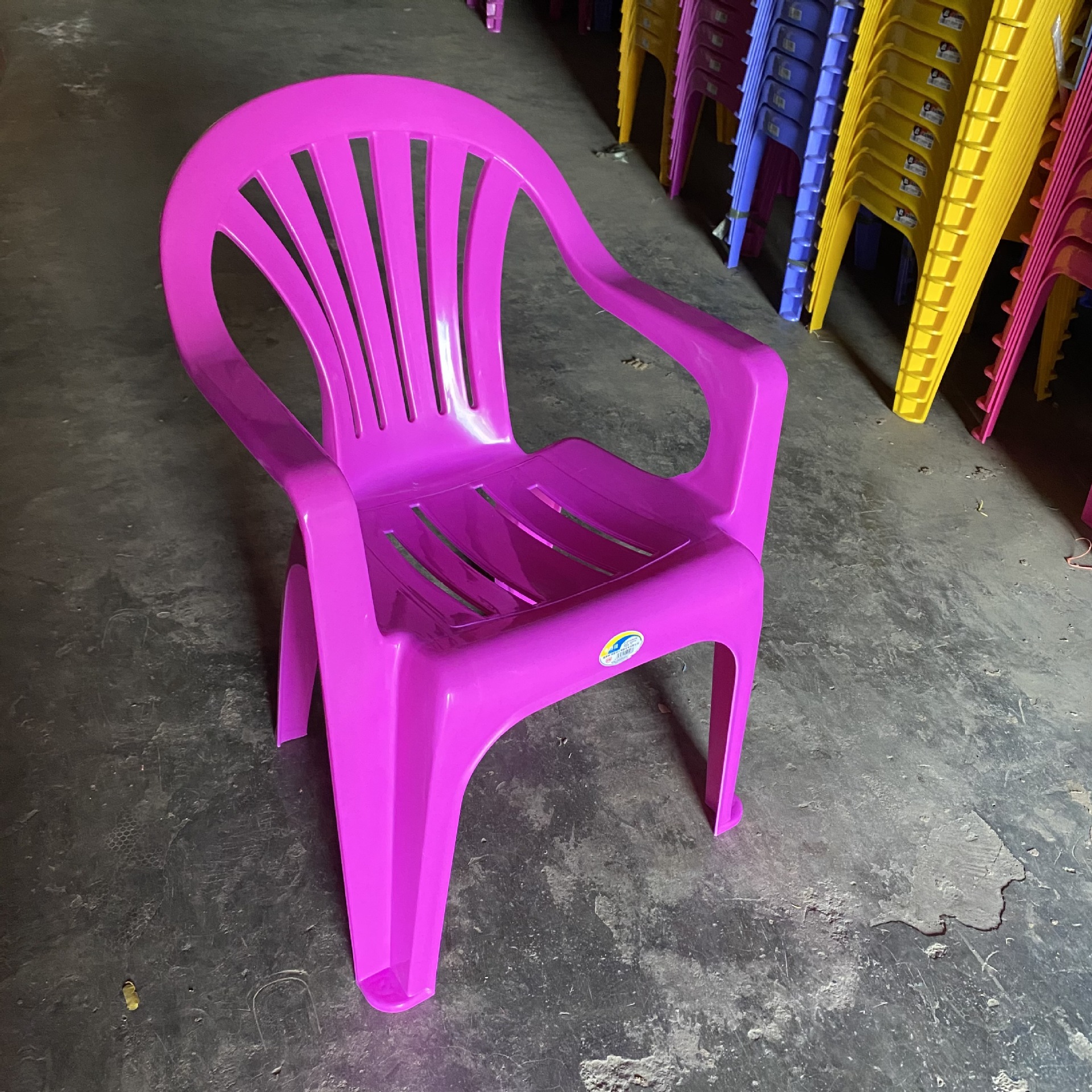 塑胶椅靠背沙滩椅 加厚塑料椅 餐厅扶手椅子 户外婚庆休闲塑胶椅