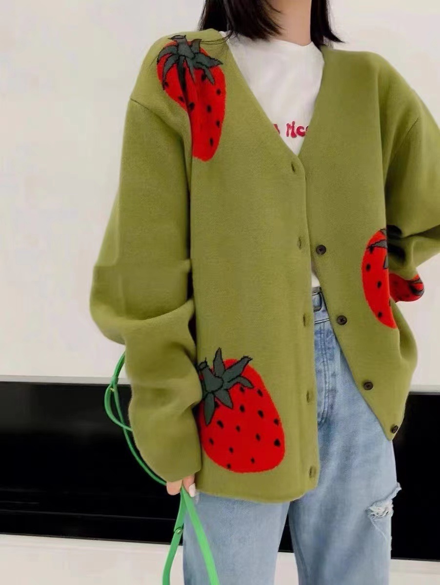 22早秋新款 甜美趣味草莓刺绣单排扣宽松针织开衫 50488
