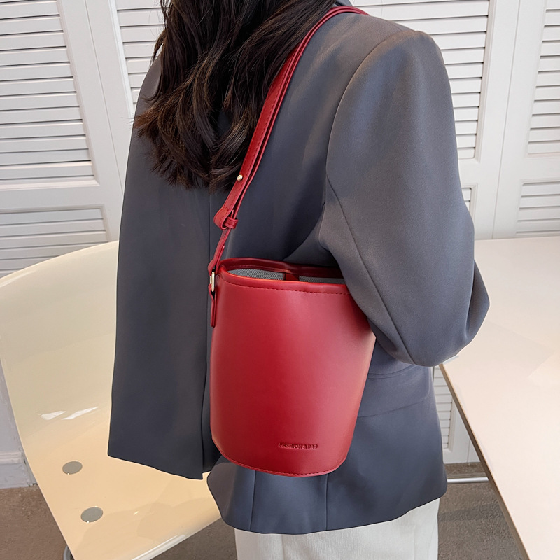 Internet Celebrity French Style Niche Bag New Fashion Simple Retro Portable Bucket Bag High-Grade Underarm Shoulder Bag