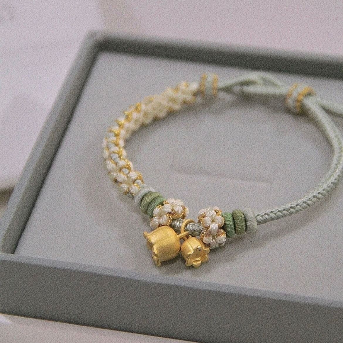 朝宏基铃兰花手链手工小桃花编绳手链女转运珠本命年编织手绳包金