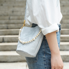 新中式绸缎牛皮斜挎包休闲慵懒风流行包包质感银色手机斜挎手提包