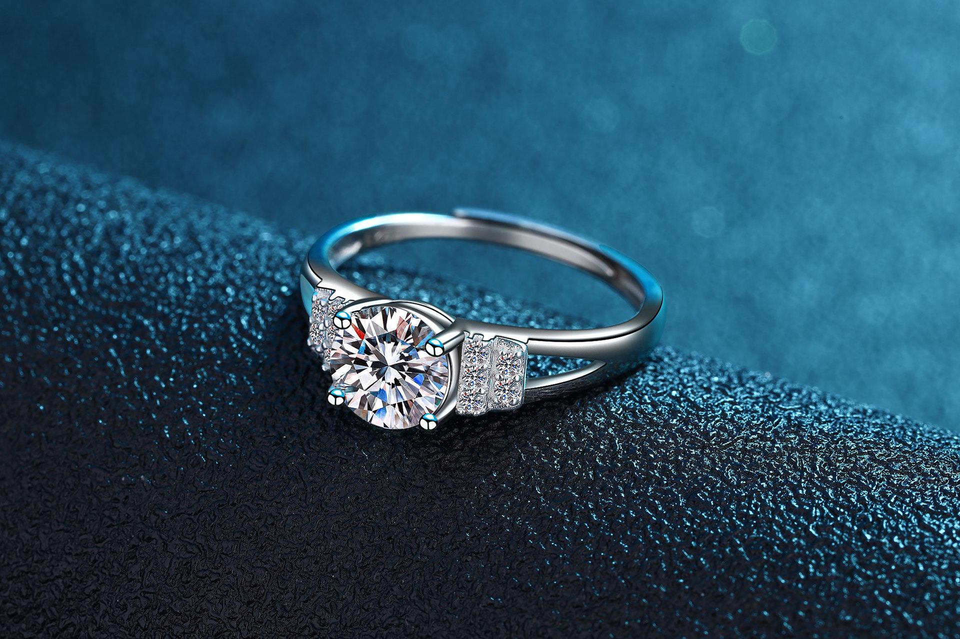 925银简约真爱戒指女潮流一克拉四爪镶嵌开口戒时尚双臂情侣钻戒