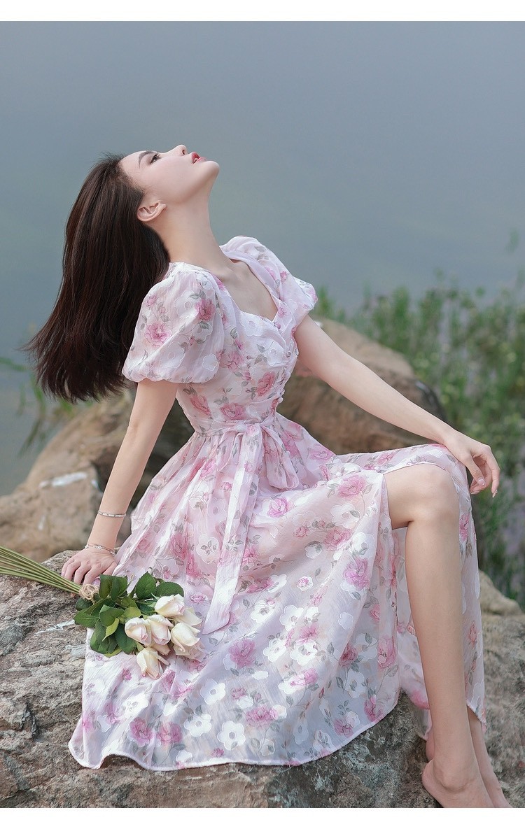 夏日的少女感时尚浪漫气质玫瑰花碎花连长裙前开叉收腰显瘦气质款