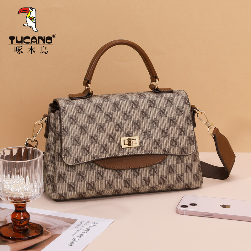 正品代发啄木鸟潮宽肩带女包网红爆款小方包2024新款通勤包斜挎包