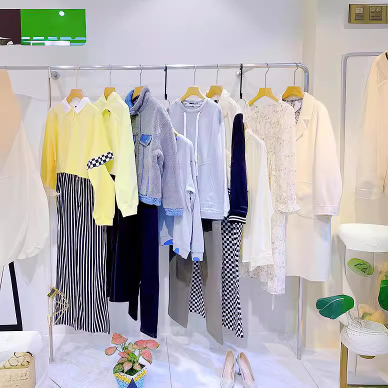 清货剪标服装厂家一手货源羽绒服马甲撤柜品牌折扣女装批发-阿里巴巴