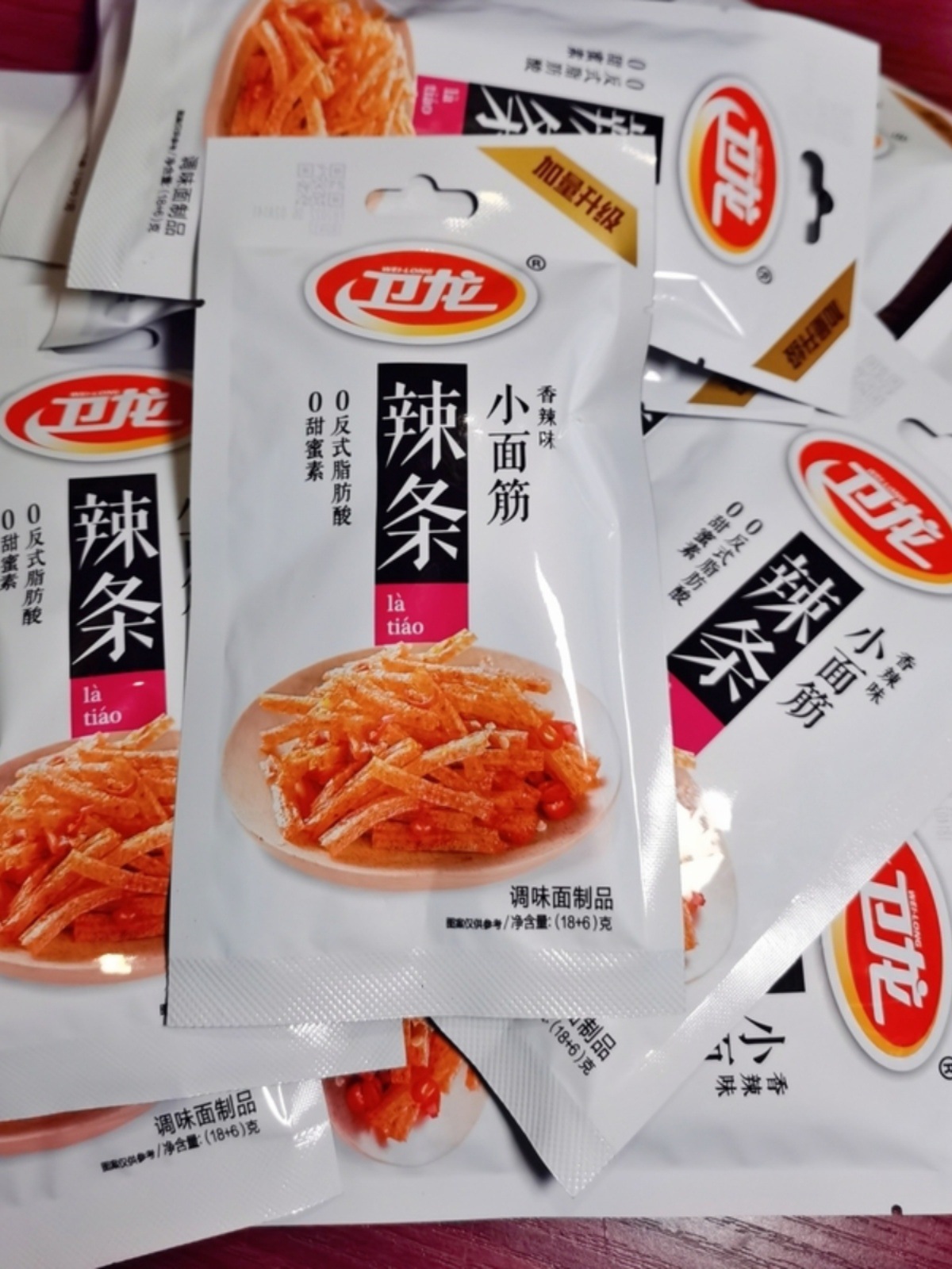 卫龙辣条24g小面筋小包卫龙原18g休闲食品夹煎饼小辣条整箱商用