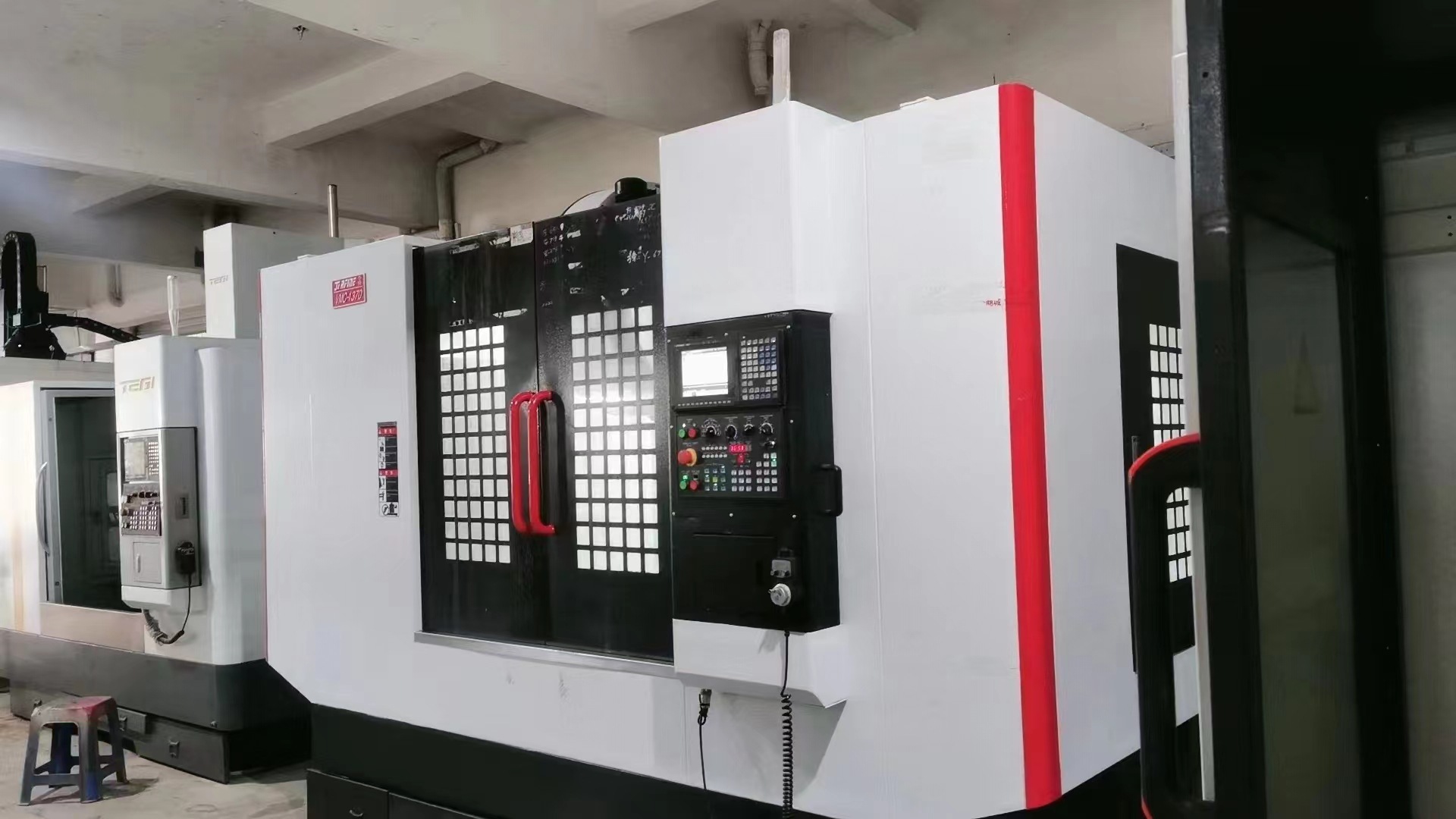 乔峰bt50主轴三菱系统带24把刀库加工中心 钻攻中心 数控机床cnc