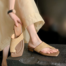 新款法式复古度假风编织夹趾凉拖鞋外穿女夏季时尚设计粗跟凉鞋