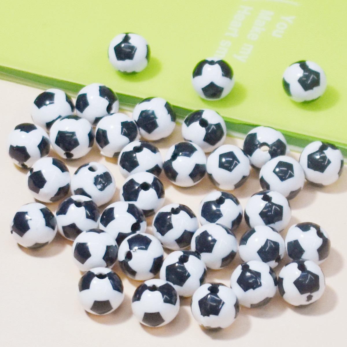 新款diy手工串珠材料8-20mm黑白足球亚克力直孔散珠跨境批发