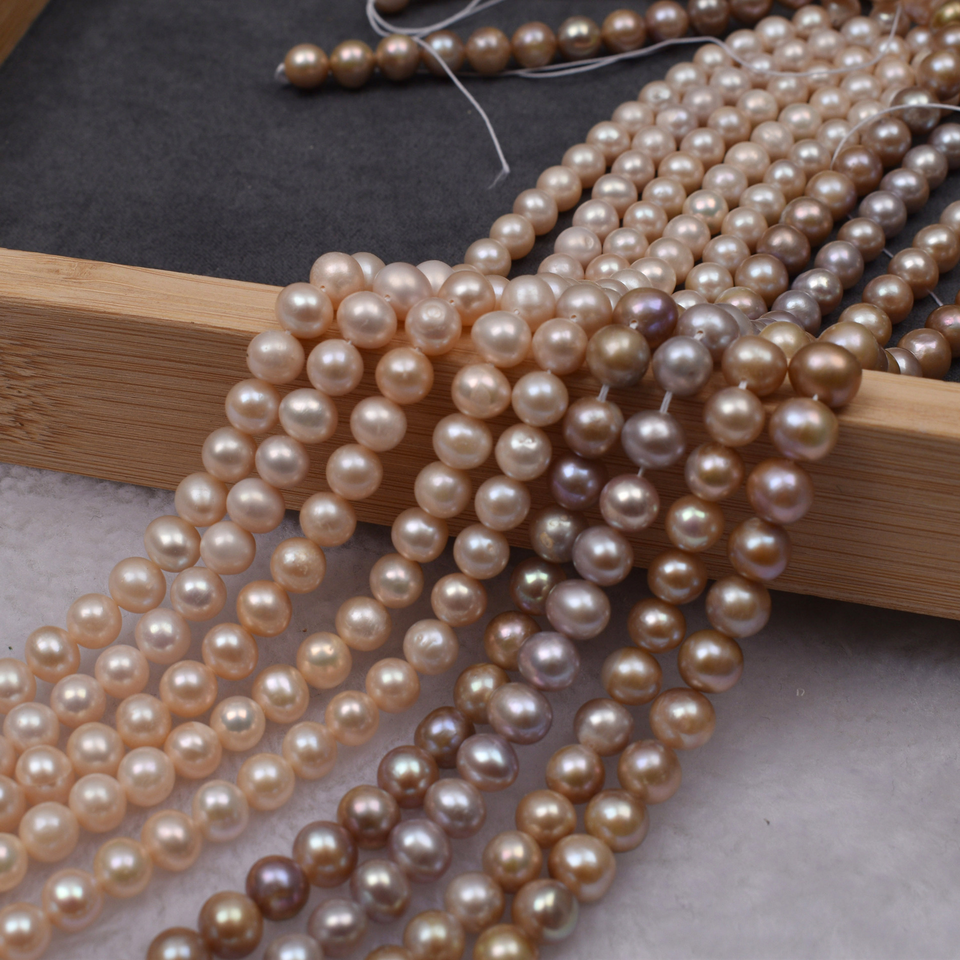 服务支付方式品名:天然淡水近圆珍珠尺寸:5-6mm,一串长约40厘米颜色