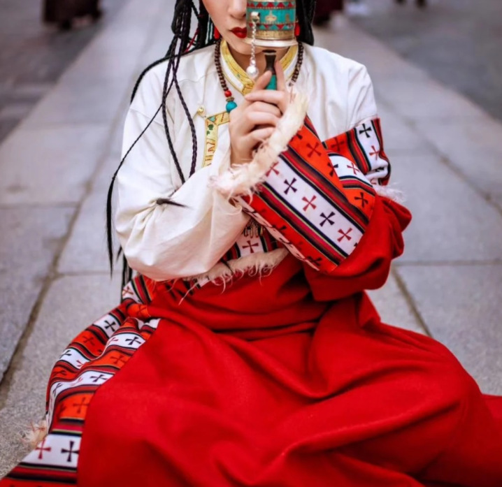 丁真藏袍女款新款赛马王妃演艺臧裙西藏服女款藏袍藏装藏服民族风