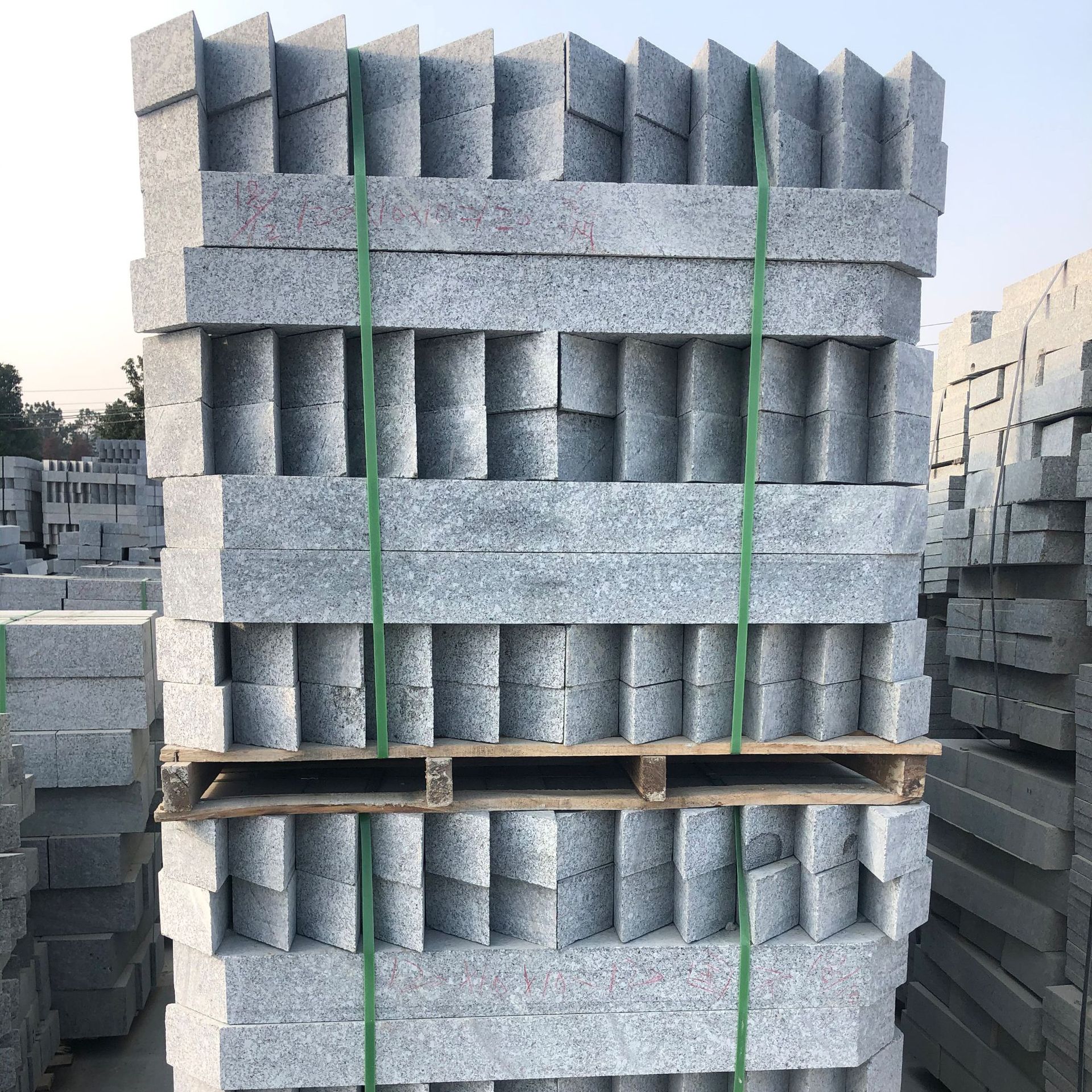 福建天然芝麻灰花岗岩路沿石路缘石材价格马路侧石源头工厂