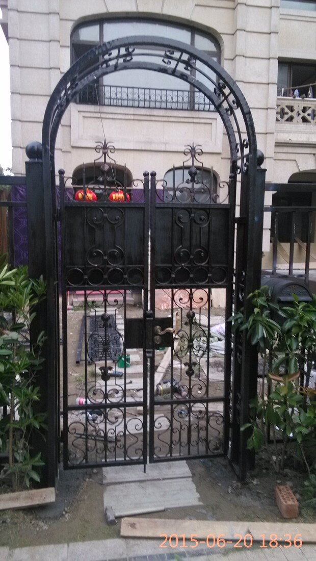 厂家供应别墅花园拱形门 铁艺手动门入户门 铁艺庭院过道大门