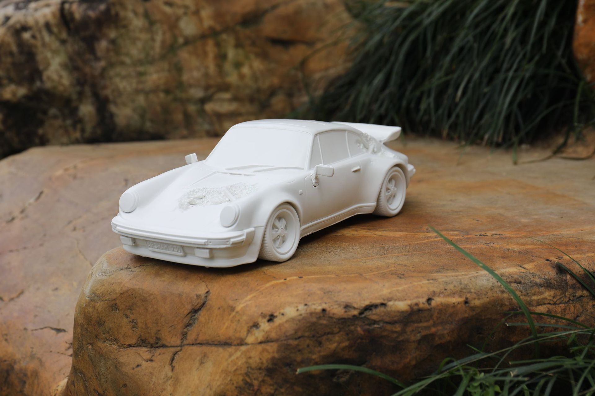 丹尼尔被侵蚀麻将发财小轿车911汽车模摆件雕塑潮玩艺术生日礼物