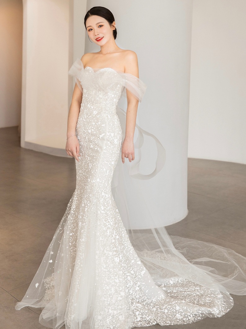 白色主持人星空年会超仙敬酒服一字肩拖尾轻奢年会人鱼裙成年礼服