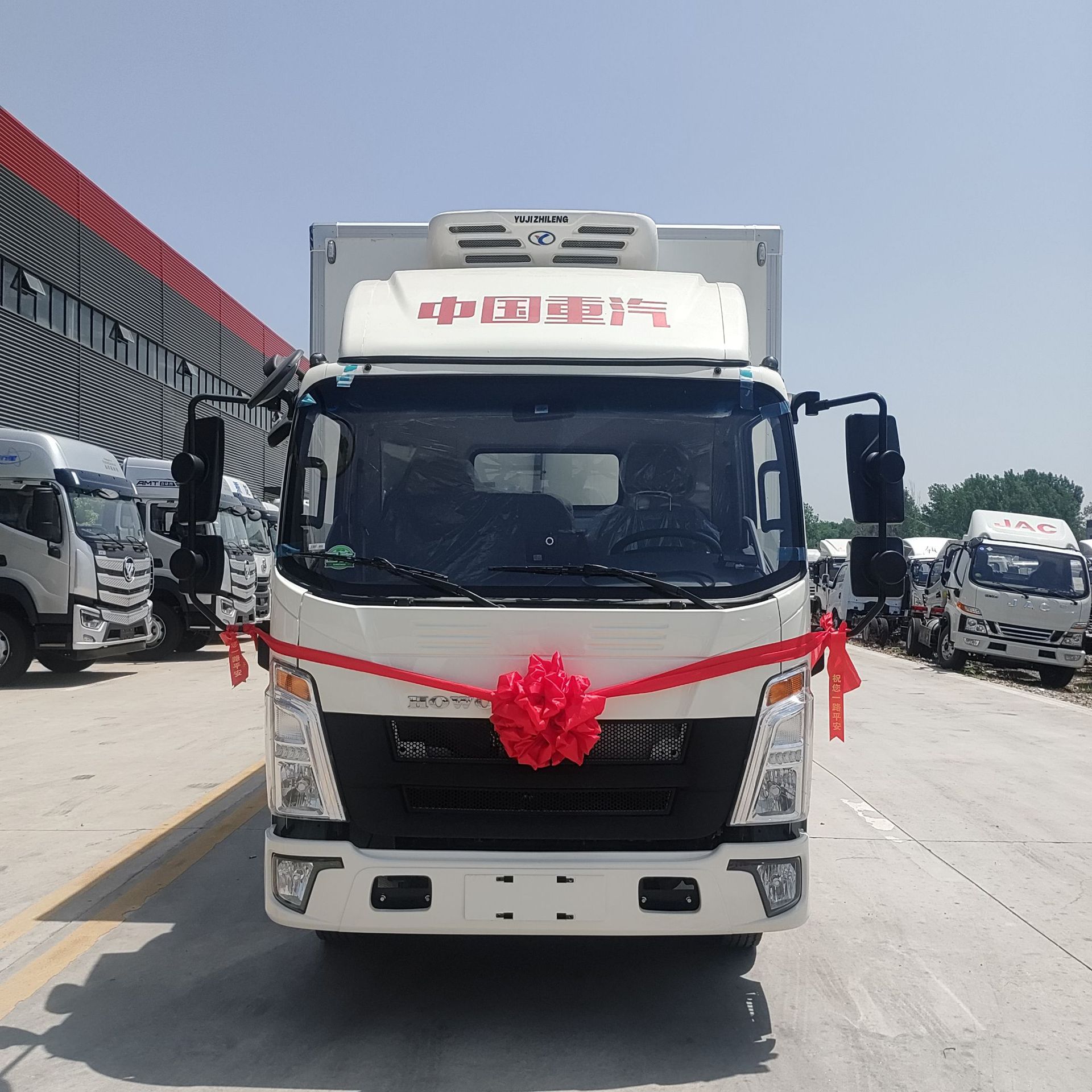 2米重汽豪沃冷藏车 肉类冻货冷藏车价格小型蓝牌食品运输车厂家