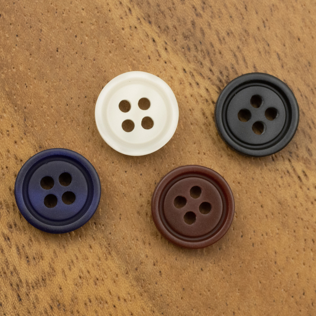 休闲细边白色深蓝色衬衫衬衣酒红色黑色毛衣开衫针织衫树脂纽扣子