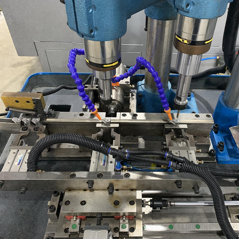 自行车配件专用打孔攻丝组合钻床全自动上下料鸟嘴伺服攻牙打孔机