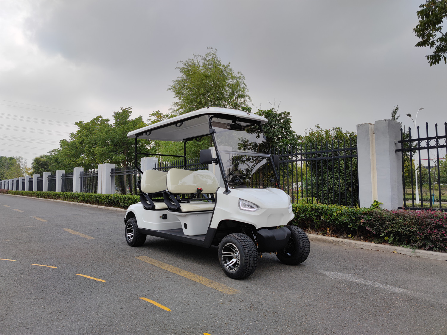 4座电动观光车 旅游景区观光车 四轮封闭观光车厂家 厂家直销