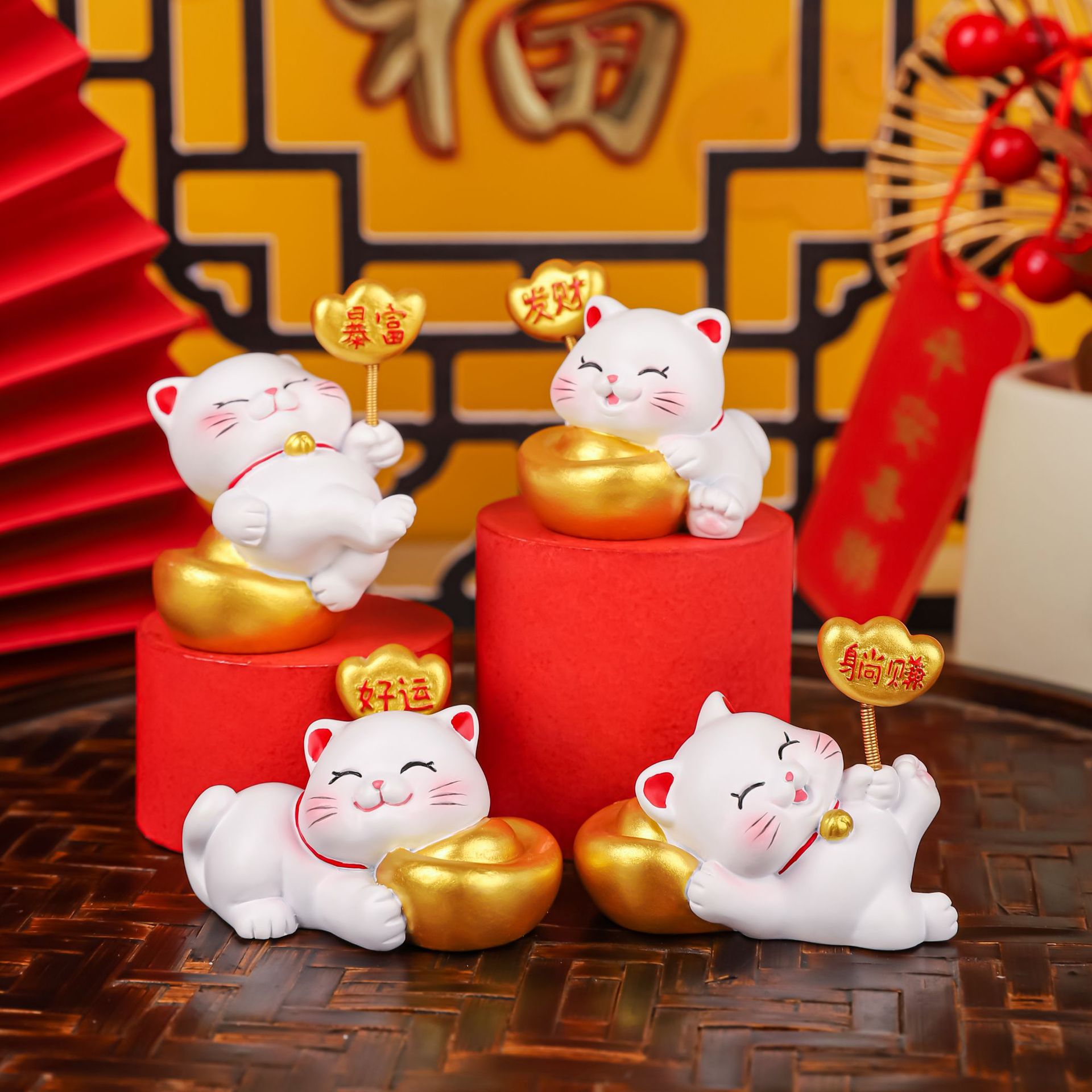 招财猫弹簧摆件可爱迷你汽车摆件喜庆礼品招财猫树脂桌面装饰摆件