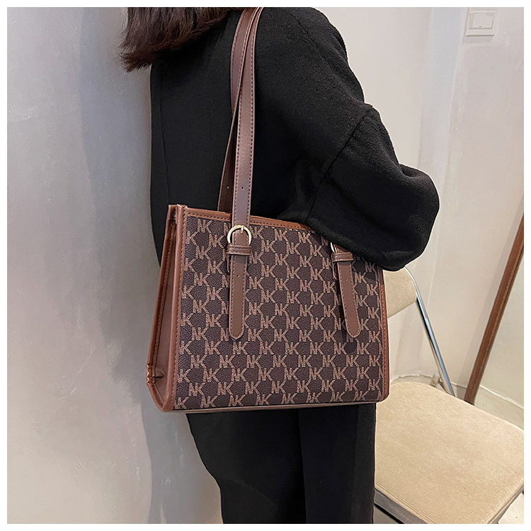 Retro Printed Tote 2022 Autumn New Trend Commuter Women's Bag Fashion Large Capacity Casual Underarm Handbag