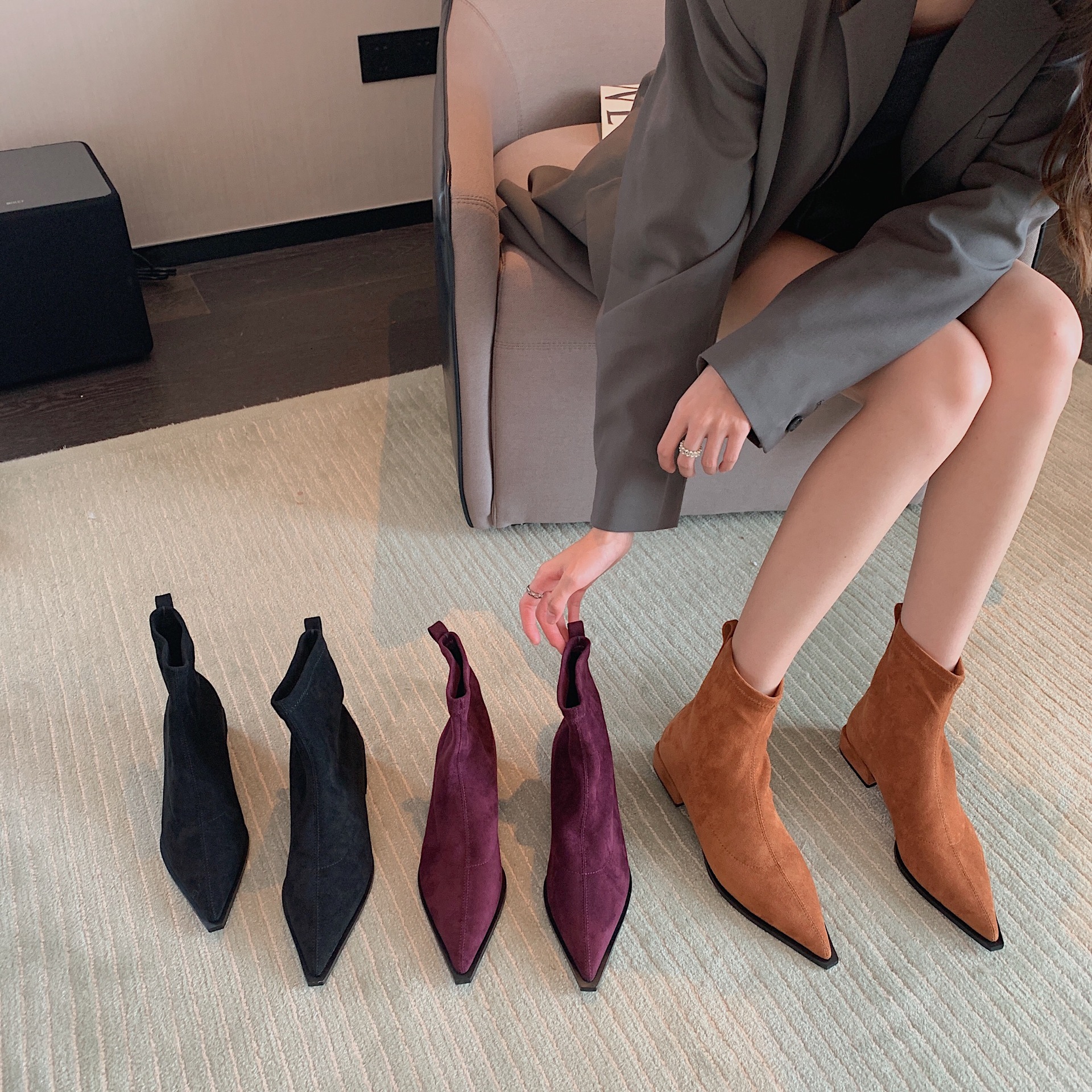 2021秋季新款尖头短靴低跟粗跟瘦瘦靴秋冬棕色粗跟绒面弹力短靴女