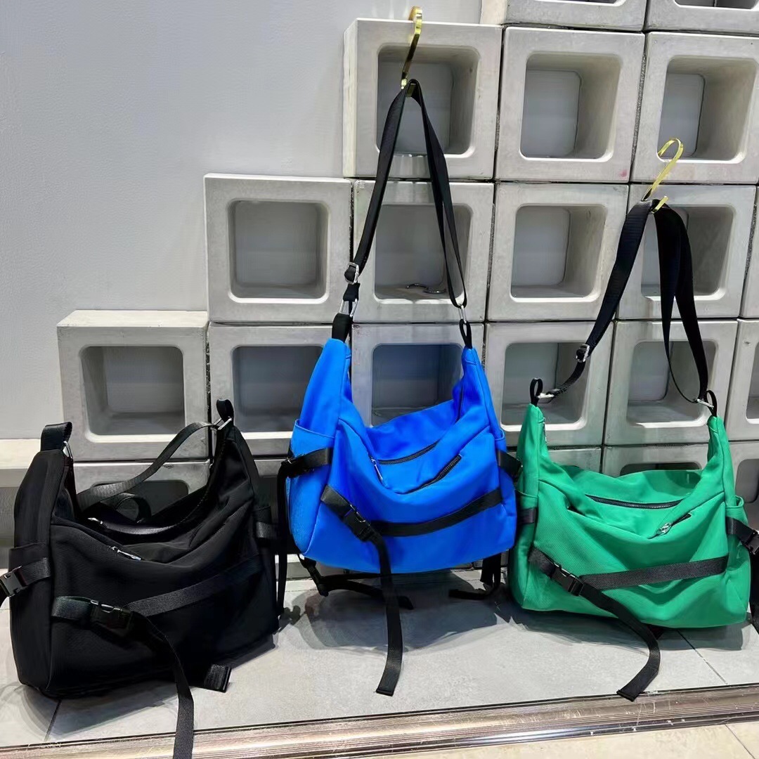 广州面料南韩丝百搭包包女斜挎包单肩包男女情侣新款潮机车流浪包