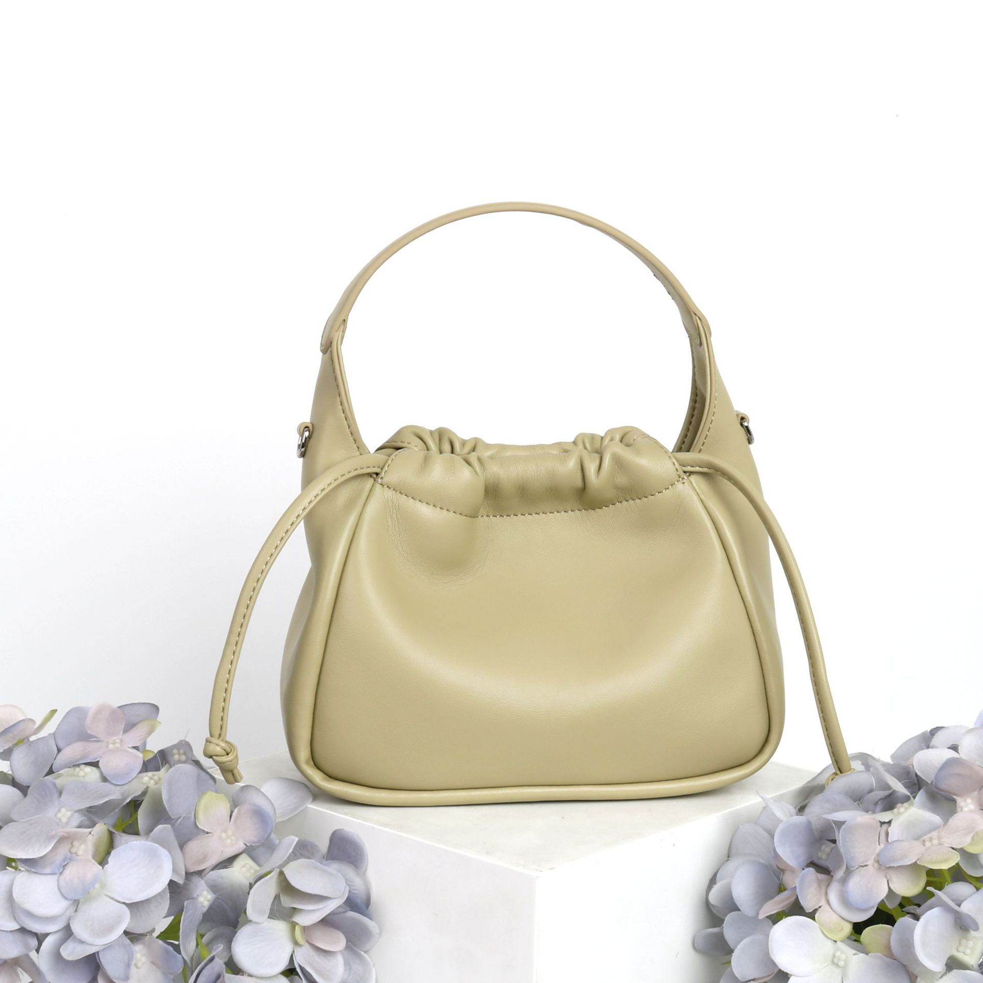 2024新款牛皮云朵抽绳褶皱斜挎包高级感女士手提包真皮包包-阿里巴巴