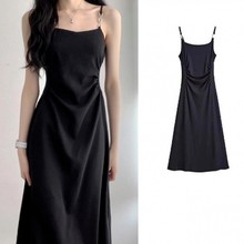 法式黑色吊带连衣裙子修身收腰显瘦长裙小众设计感褶皱小黑裙海边