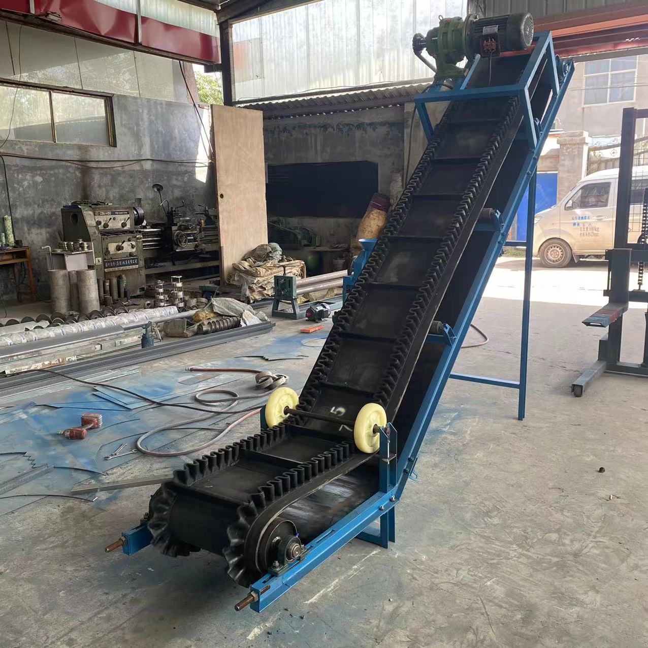 橡胶输送带尼龙帆布传送机 移动伸缩皮带输送机 上料斗式提升机