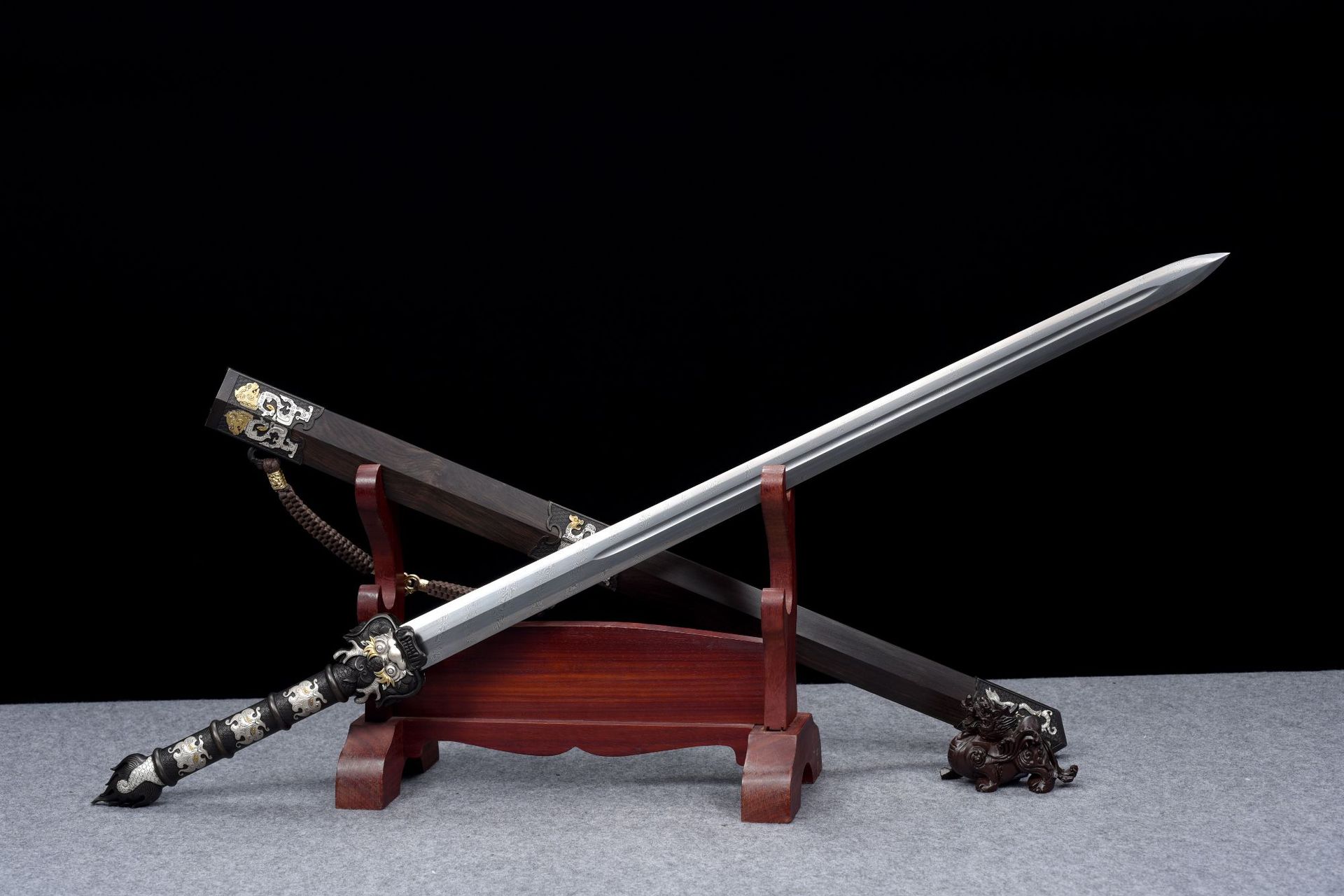 龙泉市刀剑八面扭转纹汉剑手工锻打春秋剑一体硬剑工艺品未开刃