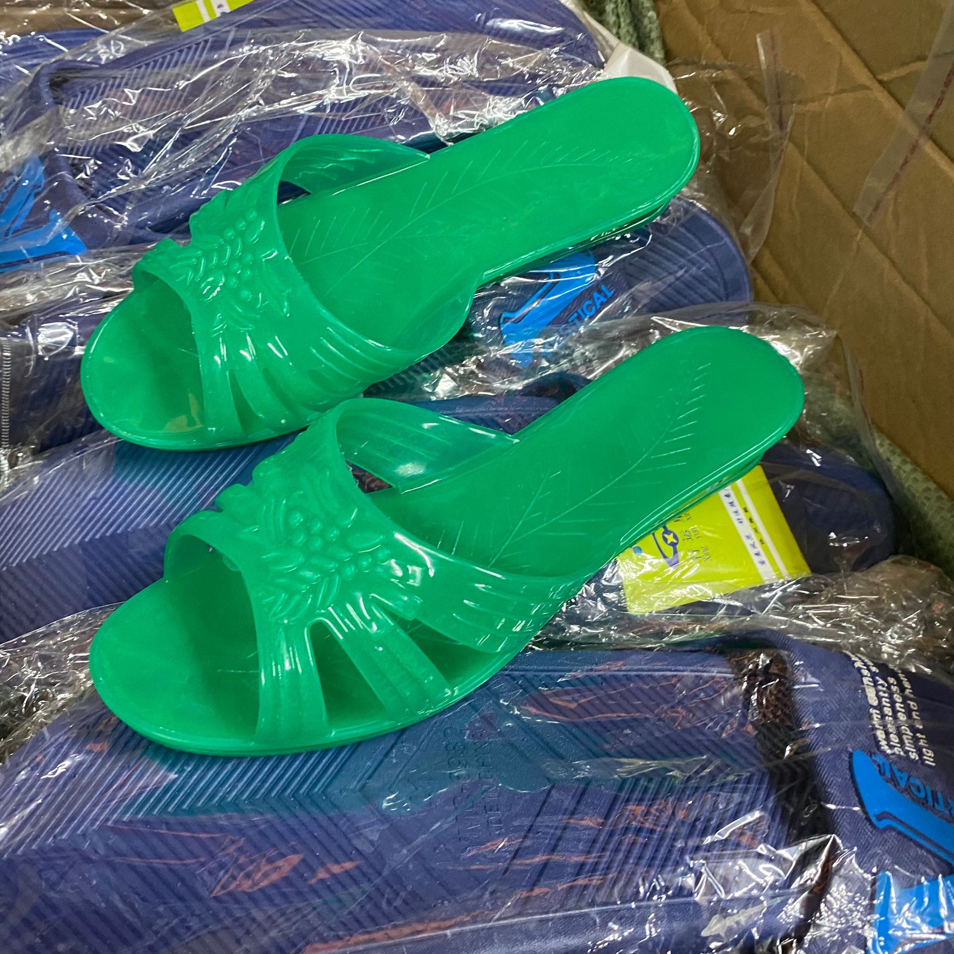 ct经典珠江联盟拖鞋 喜庆大红色菊花一体纯胶柔软速干女士妈妈鞋