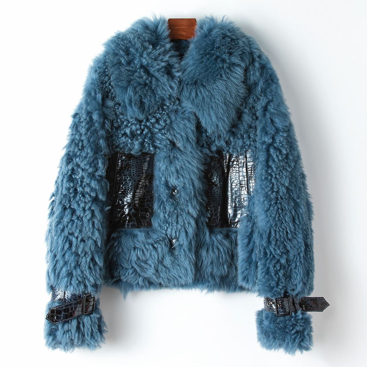 少量服饰2024年海宁春季新款女式羊皮毛一体休闲短款外穿皮草外套