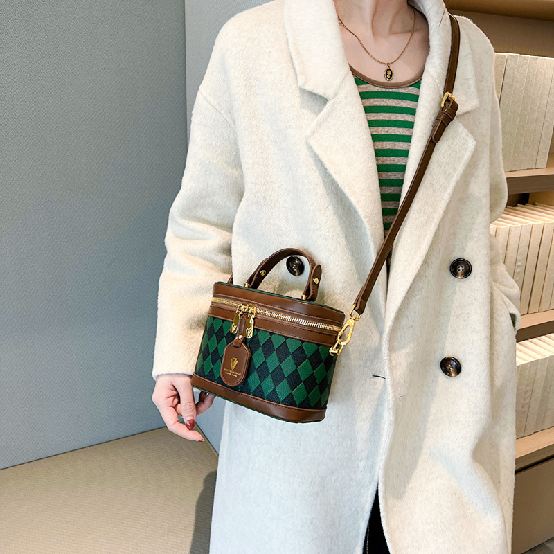 2022 Mori Cute Niche Unique Fashion Hand Bag Women's Winter Shoulder Crossbody Western Style Rhombus Bucket Bag