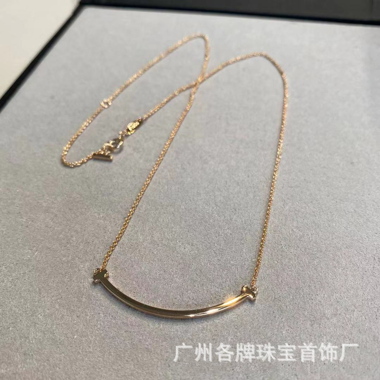 V Gold High-End Jewelry Small Skirt Necklace Female Fritillary Smile Light Luxury Small Waist Spring Clavicle Chain