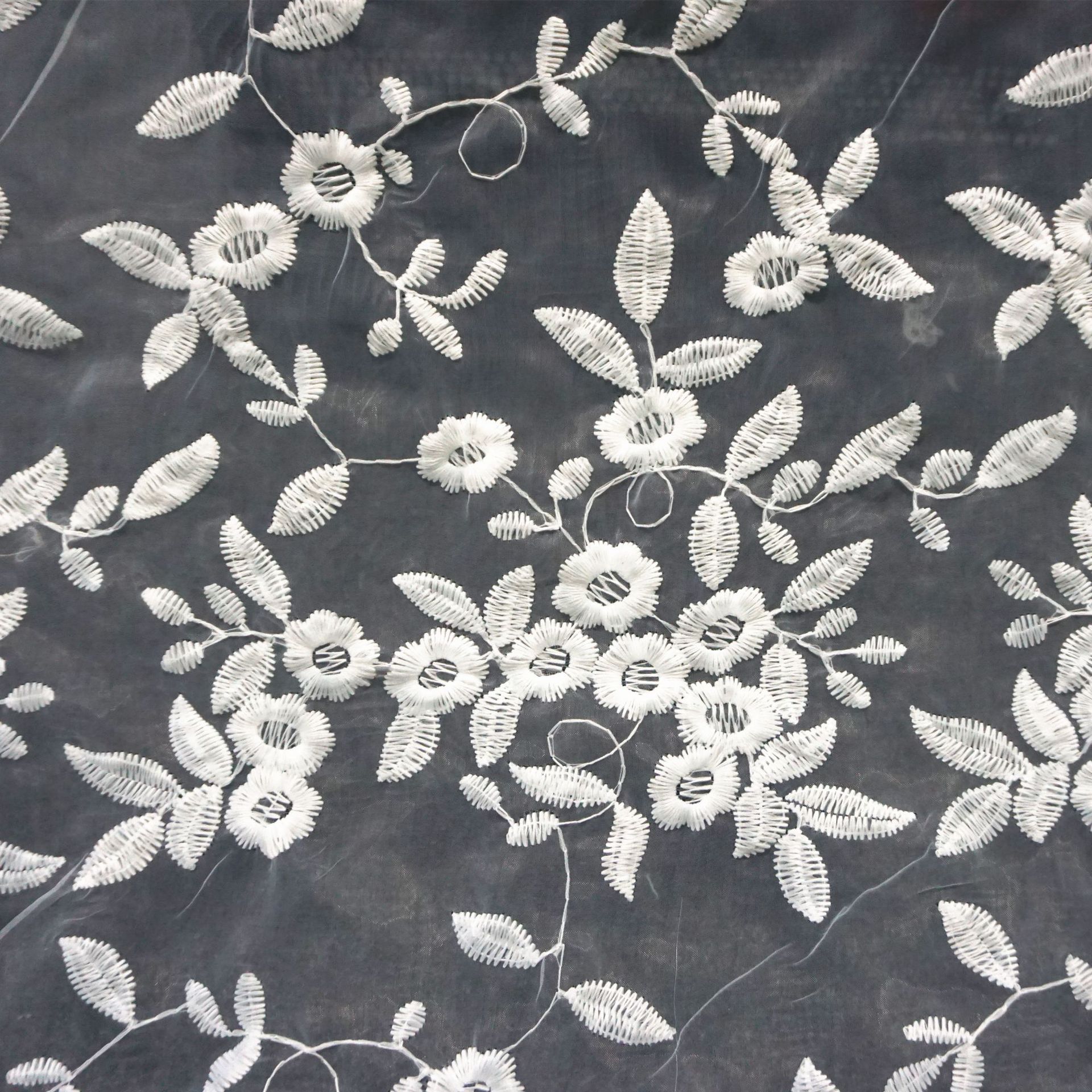 欧根纱绣花时尚女装蕾丝面料镂空绣花全涤玻璃纱绣花面料现货