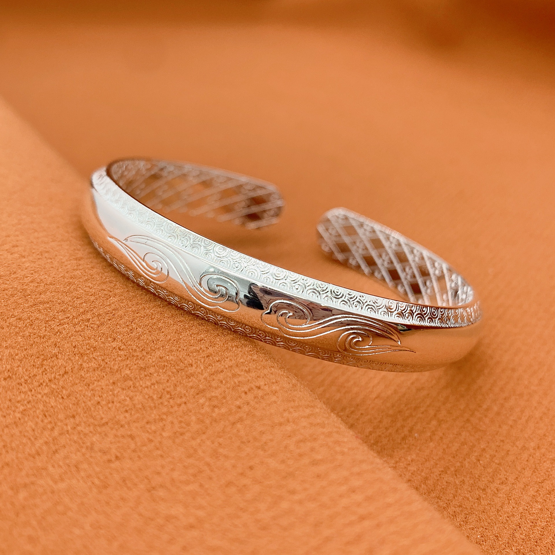 福氏足银999精工电镀激光莲花鲤鱼光面实心纯银开口手镯母亲节送