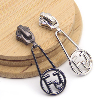 厂家现货批发拉锁头新款圆形字母镂空装饰拉链吊片女款服装拉链头