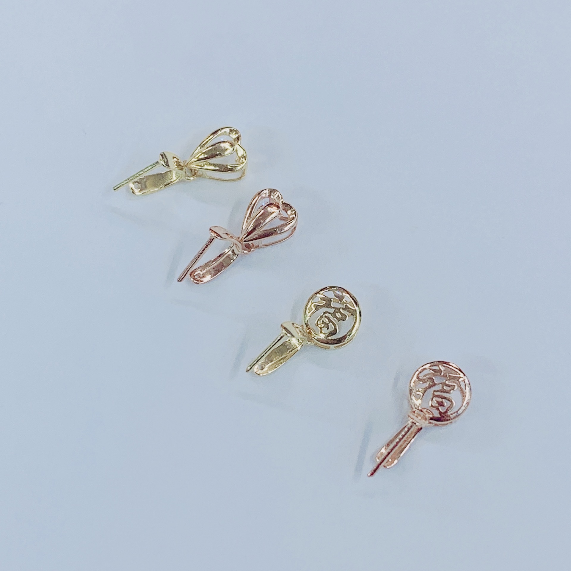 场合旅游纪念造型心形样式男女通用货号22732 22742风格简约材质18k金